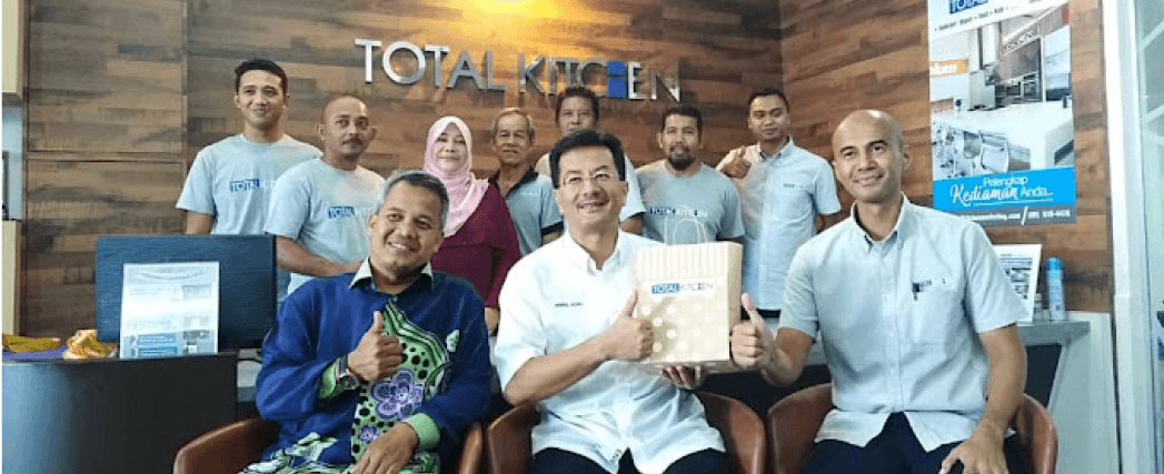 Pasukan Total Kitchen Marketing di ruang pameran Kuantan