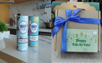 Set hadiah biskut raya Total Kitchen 2023 dengan dua tin Chocolate Chip Cookies dan kotak beriben biru