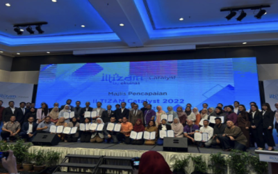 Peserta Iltizam Catalyst 2022 bergambar beramai-ramai di Majlis Pencapaian Iltizam Catalyst 2022